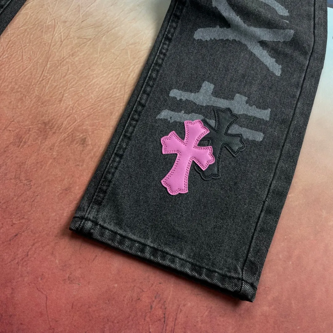 🅿️290 🔘Style number-KL113 🔘Croxin𝐂𝐡𝐫𝐨𝐦𝐞 𝐇𝐞𝐚𝐫𝐭 24SS custom-made printed purple leather limited edition jeans* In the Croxin series, these pants are directly "killing" with their appearance! In terms of color, it is one of a kind and stands out among other items. The fabric is made of beaded canvas and has been heavily washed. The upper body is not only full of texture, but also soft and skin-friendly, with excellent breathability. In terms of cutting, the trousers use three-dimensional cutting technology to create a straight trousers shape that is suitable for various body types. In addition, the hardware is customized according to the genuine ZP, and is paired with an ingenious customized small leather label, showing high-end design and details. The entire trousers are neatly routed and finely crafted, fully displaying the beauty of simplicity. In terms of style, it perfectly interprets the concept of genderless dressing. Whether it is a boy or a girl, it can be easily worn and exudes a super A aura.  Size: S M L XL XXL (28.30.32.34.36) Color: Black